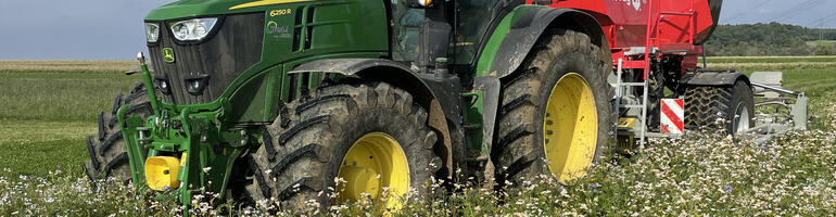 Betriebsreportage: Gerstenaussaat in stehende Zwischenfrucht nach Weizen