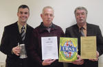 Gewinner Georg Häußler (mi) mit den Geschäftsführern des Agrarhandels Zirn, Michael Zirn (li) und Hans Bader (re).