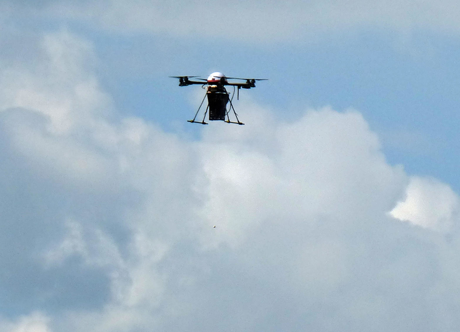 Multicopter bei Abwurf einer Kapsel